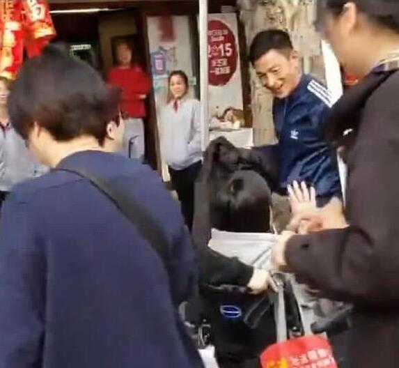 劉德華與殘疾人握手，一個細節引起了所有人的注意，人品刻在眼裡，一件小事看透徹