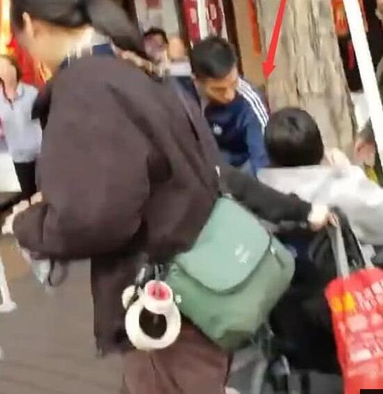 劉德華與殘疾人握手，一個細節引起了所有人的注意，人品刻在眼裡，一件小事看透徹