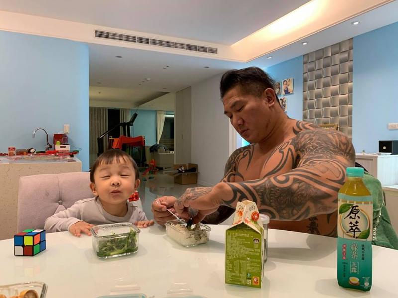 凌晨5點「大哥」餓了　館長一秒變小弟…網友笑翻：表情很銷魂 