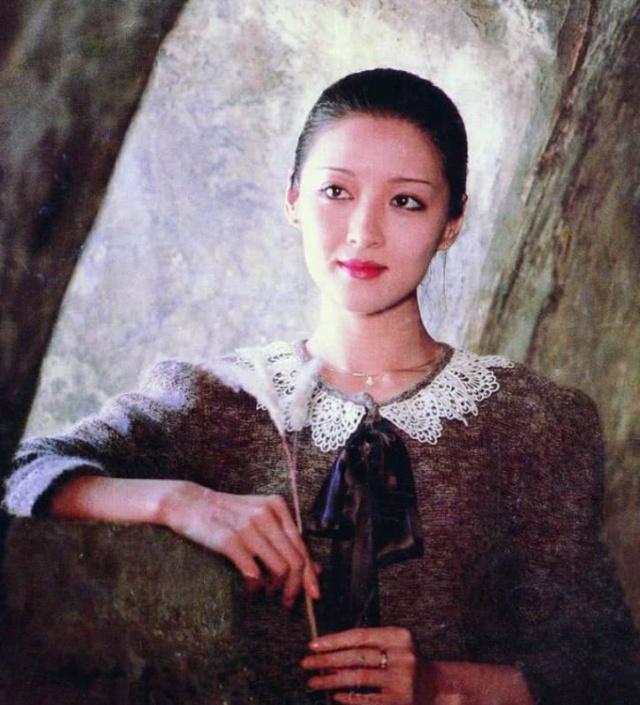 曾與林青霞齊名！27歲與李敖「百日婚姻」41歲未婚生女 ，65歲成為「絕世而立的優雅女人」活出自我！