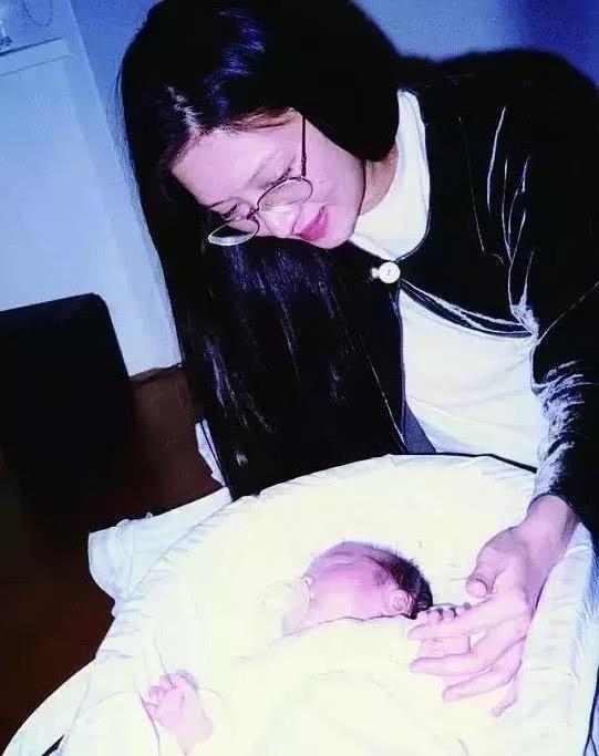 曾與林青霞齊名！27歲與李敖「百日婚姻」41歲未婚生女 ，65歲成為「絕世而立的優雅女人」活出自我！