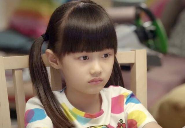 趙薇「女兒」11歲了，亭亭玉立瓜子臉洋氣，一雙長腿真招人喜歡！