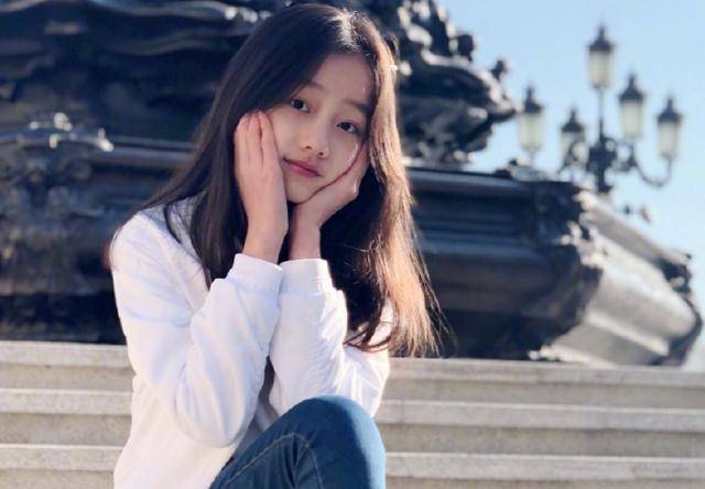 趙薇「女兒」11歲了，亭亭玉立瓜子臉洋氣，一雙長腿真招人喜歡！