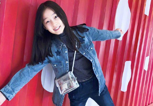 趙薇「女兒」11歲了，亭亭玉立瓜子臉洋氣，一雙長腿真招人喜歡！