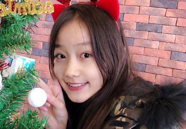 趙薇「女兒」11歲了，亭亭玉立瓜子臉洋氣，一雙長腿真招人喜歡！