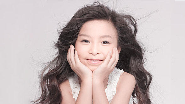 9歲小女孩「狂吸1.9億」帶爸媽住進華麗豪宅！2年間靠著「這件事」讓她9歲就爬上人生高峰！