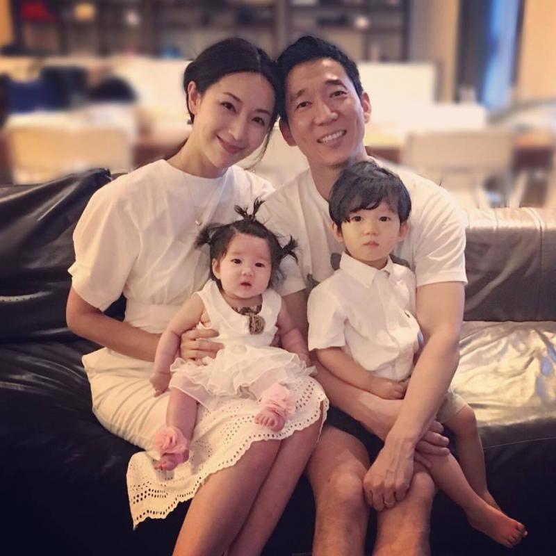 細節見教育！隋棠「帶2歲女兒陪上班」，進公司「小動作曝光家教」網看傻：才2歲教成這樣！