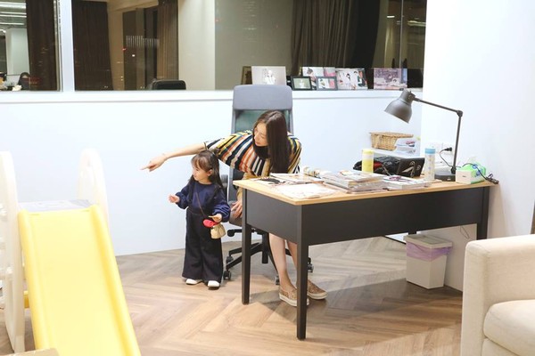 細節見教育！隋棠「帶2歲女兒陪上班」，進公司「小動作曝光家教」網看傻：才2歲教成這樣！