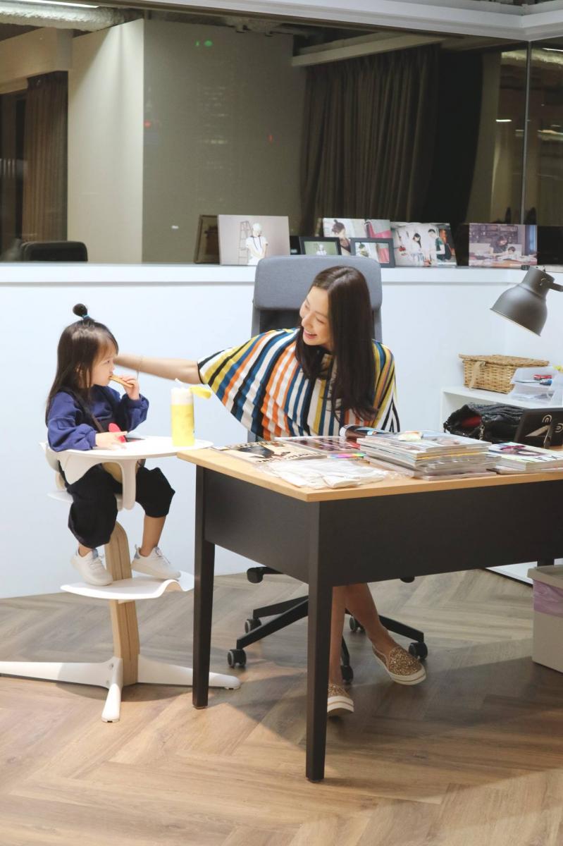 細節見教育！隋棠「帶2歲女兒陪上班」，進公司「小動作曝光家教」網看傻：才2歲教成這樣！