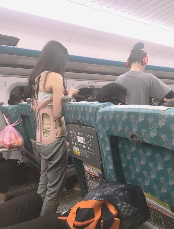 遇到背架正妹你會讓位嗎？高鐵自由座「站整路沒人理...」上網討拍竟正反戰翻：沒人欠妳 