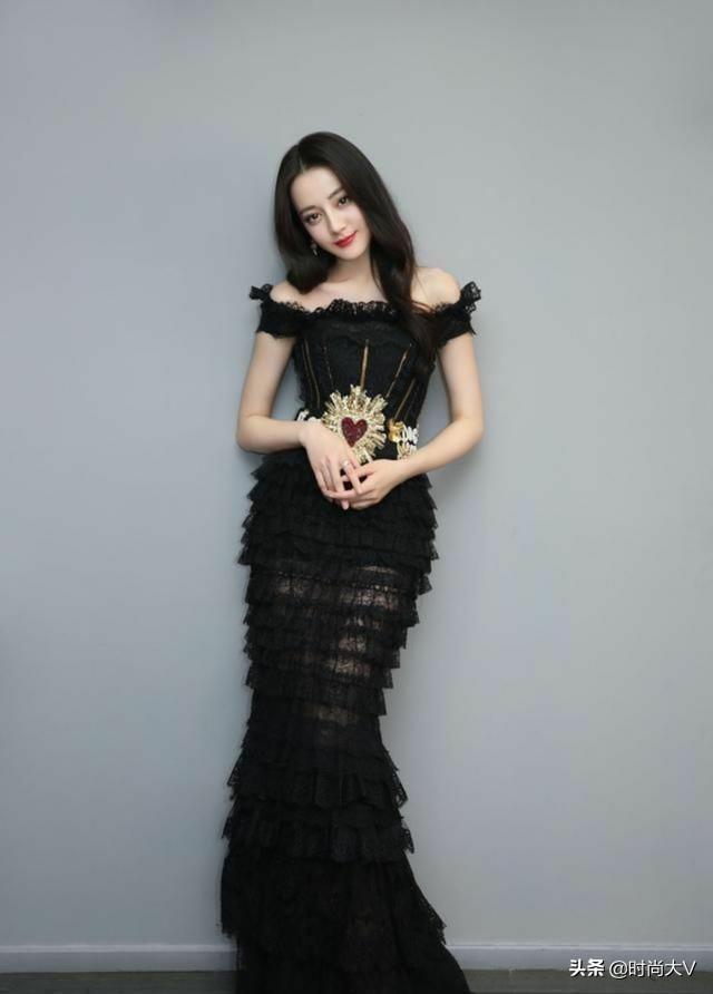 楊冪的魚尾裙，唐嫣的魚尾裙，熱巴的魚尾裙，都輸給她的魚尾裙