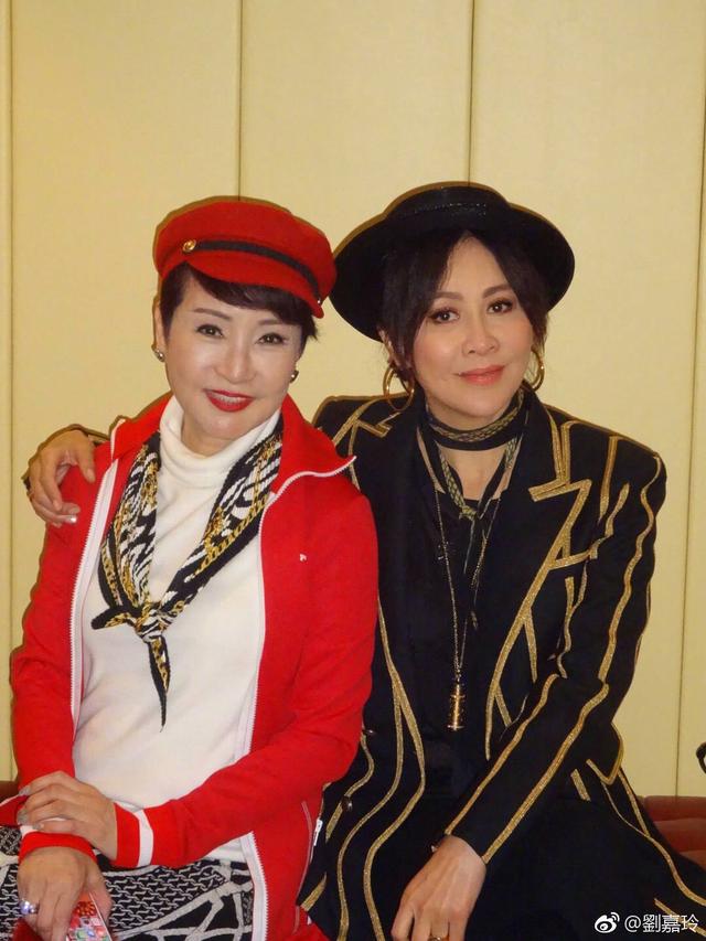劉嘉玲曬與謝霆鋒媽媽合影，網友：68歲狄波拉看著比52歲劉嘉玲還年輕！