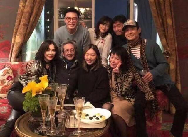 劉嘉玲曬與謝霆鋒媽媽合影，網友：68歲狄波拉看著比52歲劉嘉玲還年輕！