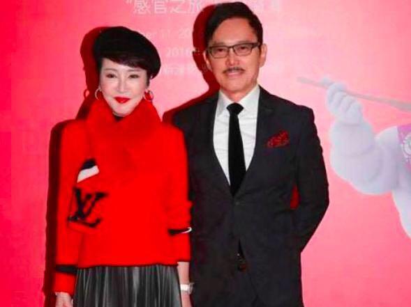 劉嘉玲曬與謝霆鋒媽媽合影，網友：68歲狄波拉看著比52歲劉嘉玲還年輕！