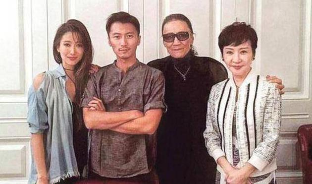 劉嘉玲曬與謝霆鋒媽媽合影，網友：68歲狄波拉看著比52歲劉嘉玲還年輕！