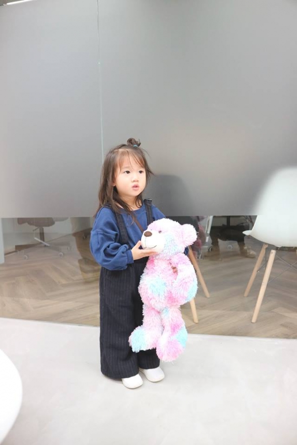 隋棠帶2歲Lucy上班「小跟班全紀錄」曝光！超可愛奶音「回家了」融化公司所有人！