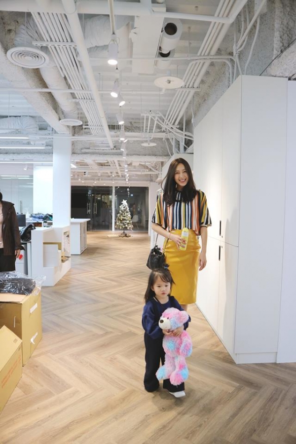 隋棠帶2歲Lucy上班「小跟班全紀錄」曝光！超可愛奶音「回家了」融化公司所有人！