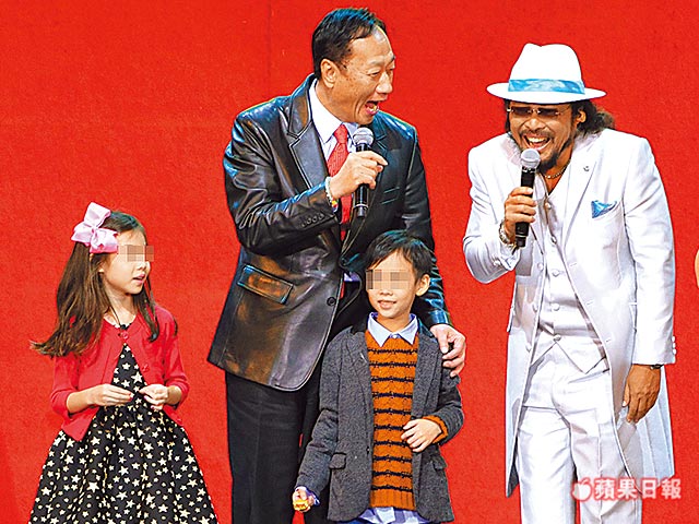 給郭台銘驚喜！曾馨瑩「帶3個孩子首度表演」　現身尾牙「可愛唱跳學貓叫」讓他眼眶泛淚