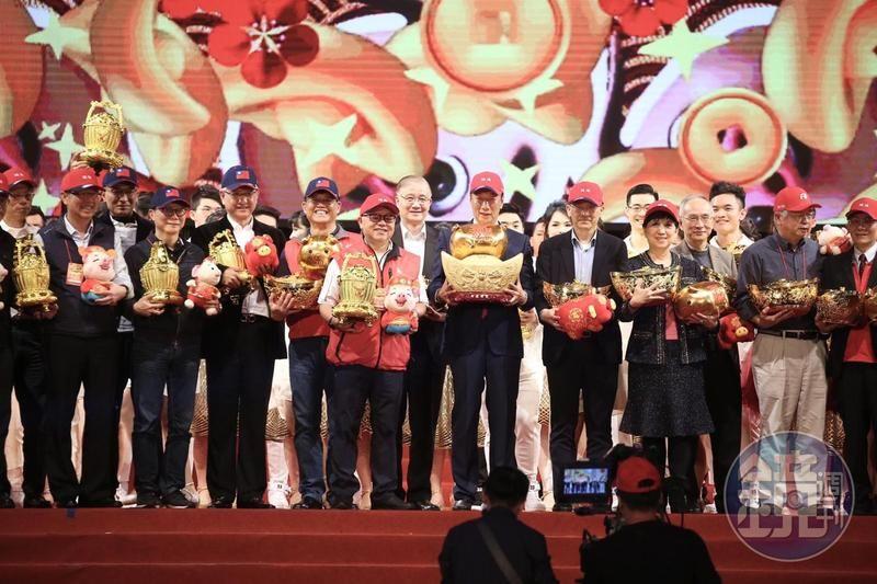 給郭台銘驚喜！曾馨瑩「帶3個孩子首度表演」　現身尾牙「可愛唱跳學貓叫」讓他眼眶泛淚