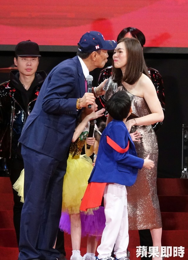 給郭台銘驚喜！曾馨瑩「帶3個孩子首度表演」　現身尾牙「可愛唱跳學貓叫」讓他眼眶泛淚