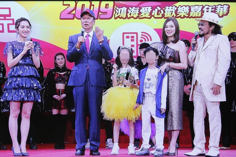 給郭台銘驚喜！曾馨瑩「帶3個孩子首度表演」　現身尾牙「可愛唱跳學貓叫」讓他眼眶泛淚
