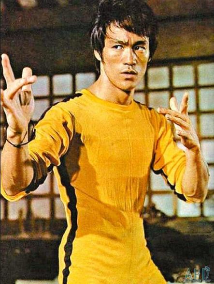 一代功夫巨星李小龍，當年試鏡的影片曝光!只是示範就把老外嚇昏，網友看完大嘆:不愧是真功夫!!!!