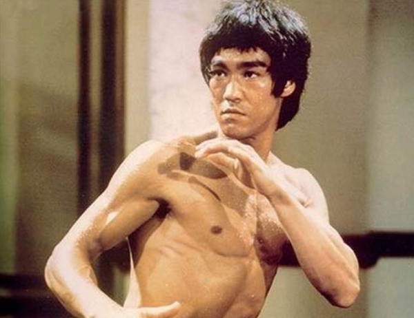一代功夫巨星李小龍，當年試鏡的影片曝光!只是示範就把老外嚇昏，網友看完大嘆:不愧是真功夫!!!!