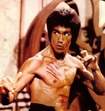 一代功夫巨星李小龍，當年試鏡的影片曝光!只是示範就把老外嚇昏，網友看完大嘆:不愧是真功夫!!!!