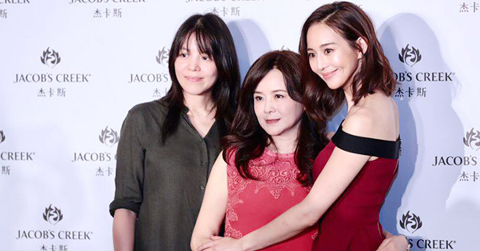 為讓2女兒被前夫家疼，張鈞甯媽媽「20年來獨自過年」：她們快樂最重要！