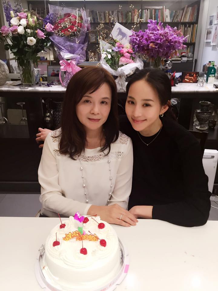為讓2女兒被前夫家疼，張鈞甯媽媽「20年來獨自過年」：她們快樂最重要！