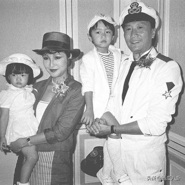 謝霆鋒昔日全家福罕見曝光，妹妹謝婷婷變化最大！