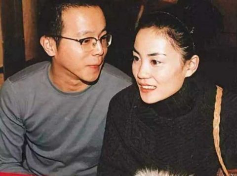 49歲王菲與謝霆鋒一同遊玩，純素顏出鏡，女神也抵不過時間侵蝕