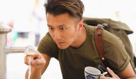 49歲王菲與謝霆鋒一同遊玩，純素顏出鏡，女神也抵不過時間侵蝕