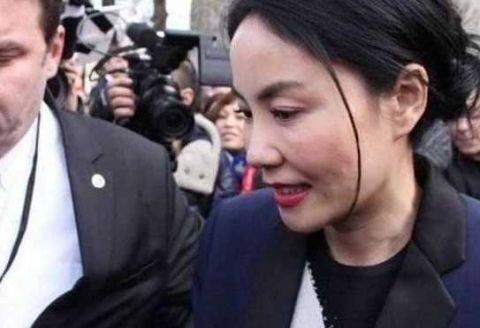 49歲王菲與謝霆鋒一同遊玩，純素顏出鏡，女神也抵不過時間侵蝕