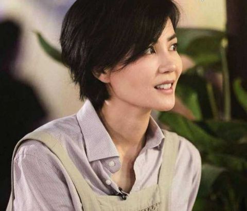 49歲王菲與謝霆鋒一同遊玩，純素顏出鏡，女神也抵不過時間侵蝕