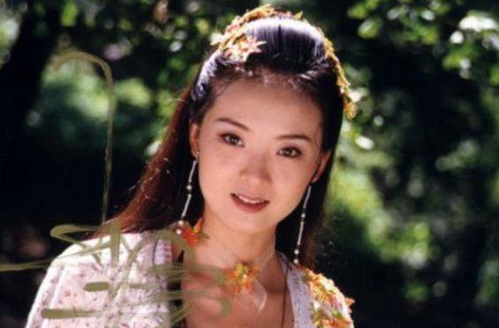 她23歲嫁入豪門，每天跪地為婆婆洗腳，老公被曝欠6900萬外債，如今複出拍戲只為尊嚴