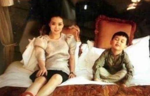 她23歲嫁入豪門，每天跪地為婆婆洗腳，老公被曝欠6900萬外債，如今複出拍戲只為尊嚴