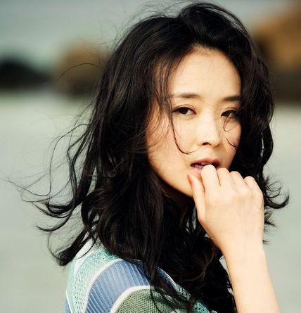 她23歲嫁入豪門，每天跪地為婆婆洗腳，老公被曝欠6900萬外債，如今複出拍戲只為尊嚴