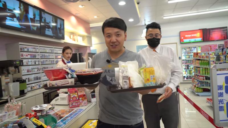 美國網紅逛台灣小7「吃到停不下來」　觀看狂飆千萬…外國網友：想搬去台灣！