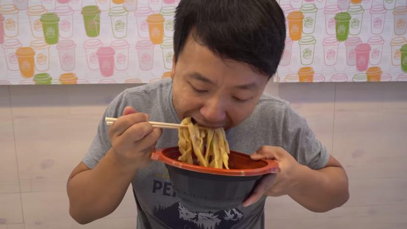 美國網紅逛台灣小7「吃到停不下來」　觀看狂飆千萬…外國網友：想搬去台灣！