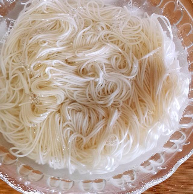 只需要3分鐘教你做一道筋道不粘的蔥油拌麵，家人吃了一碗又一碗，真香 