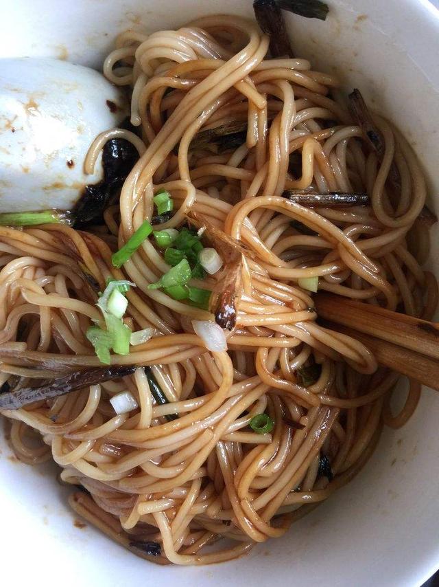 只需要3分鐘教你做一道筋道不粘的蔥油拌麵，家人吃了一碗又一碗，真香 
