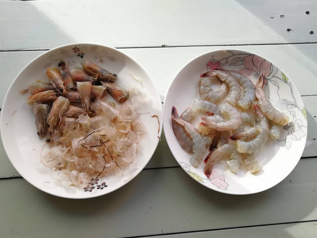 這道大蝦的做法，造型美觀人見人愛，春節家宴端上桌，特別有面子