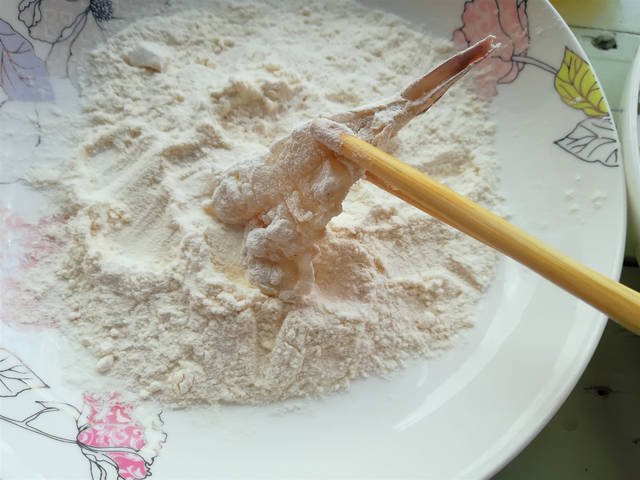 這道大蝦的做法，造型美觀人見人愛，春節家宴端上桌，特別有面子