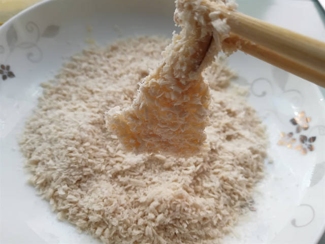 這道大蝦的做法，造型美觀人見人愛，春節家宴端上桌，特別有面子