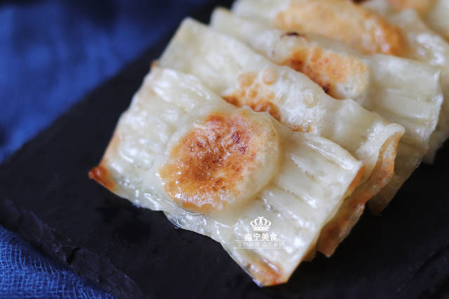 一根香蕉、一打餛飩皮，包一包，煎一煎，就可以做出一盤美味小吃