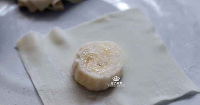 一根香蕉、一打餛飩皮，包一包，煎一煎，就可以做出一盤美味小吃