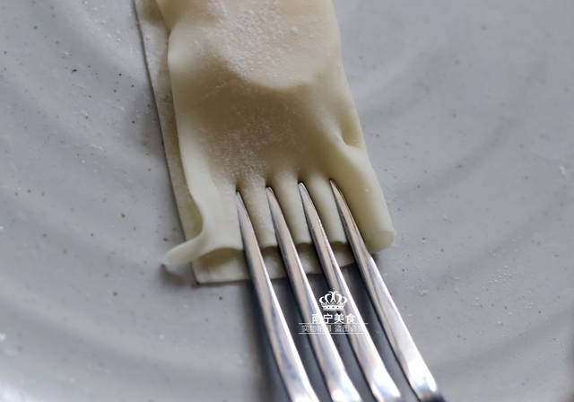 一根香蕉、一打餛飩皮，包一包，煎一煎，就可以做出一盤美味小吃