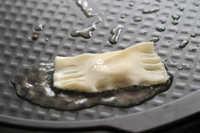 一根香蕉、一打餛飩皮，包一包，煎一煎，就可以做出一盤美味小吃