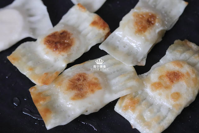 一根香蕉、一打餛飩皮，包一包，煎一煎，就可以做出一盤美味小吃